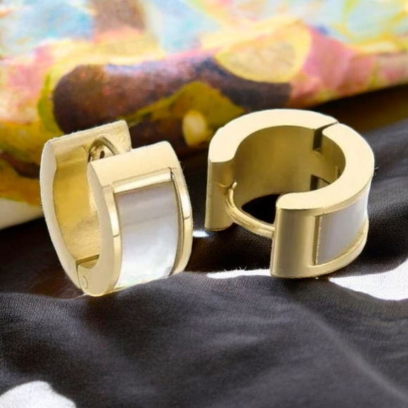 🆕️Elegant 18K Gold Plated Huggies Minimalist Earrings Mother of Pearl Inlay - Picture 1 of 9